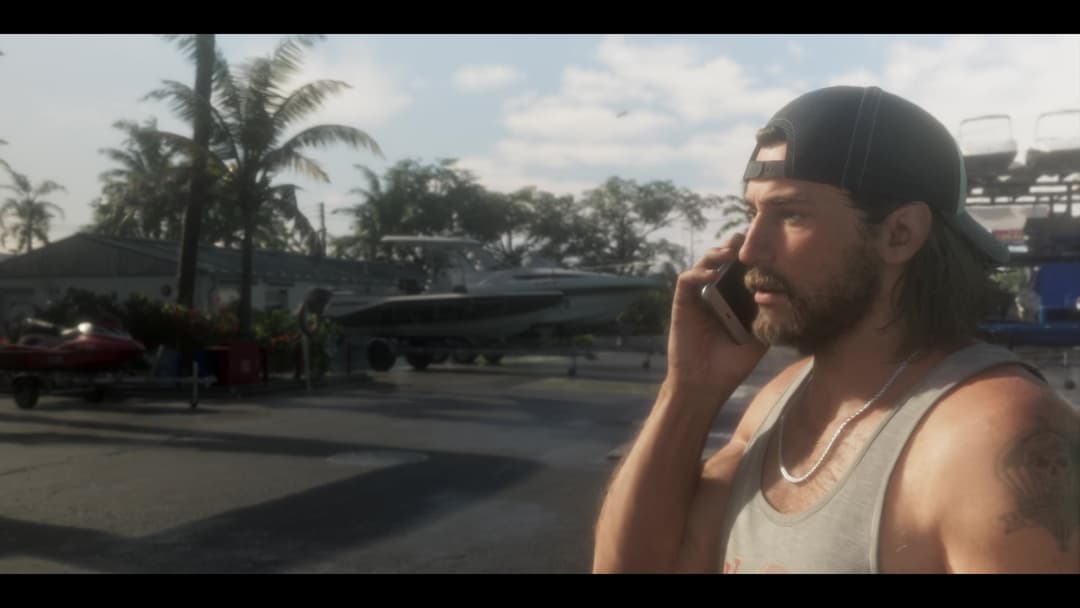 Jason Duval al teléfono en la marina en el minuto 0:12 del tráiler de lanzamiento de GTA VI