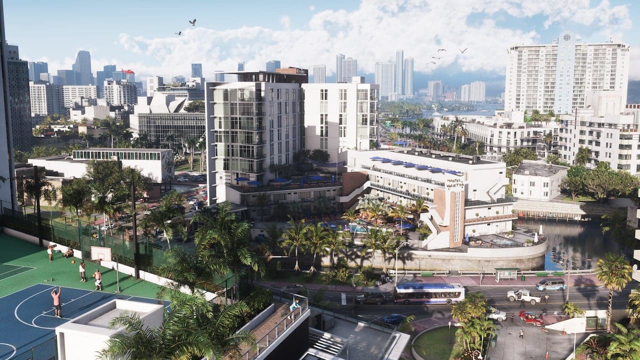 Screenshot ufficiale di GTA VI con Hotel Valetta, palme e skyline del centro di Vice City.