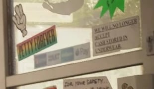 Calcomanía arcoíris Petty Forever en la puerta de la licorería, ampliada del Tráiler 1 oficial