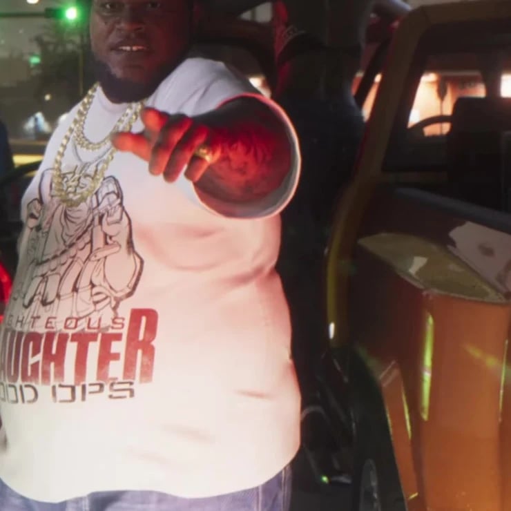 Estampado de Righteous Slaughter en una camiseta blanca del Tráiler 1 oficial