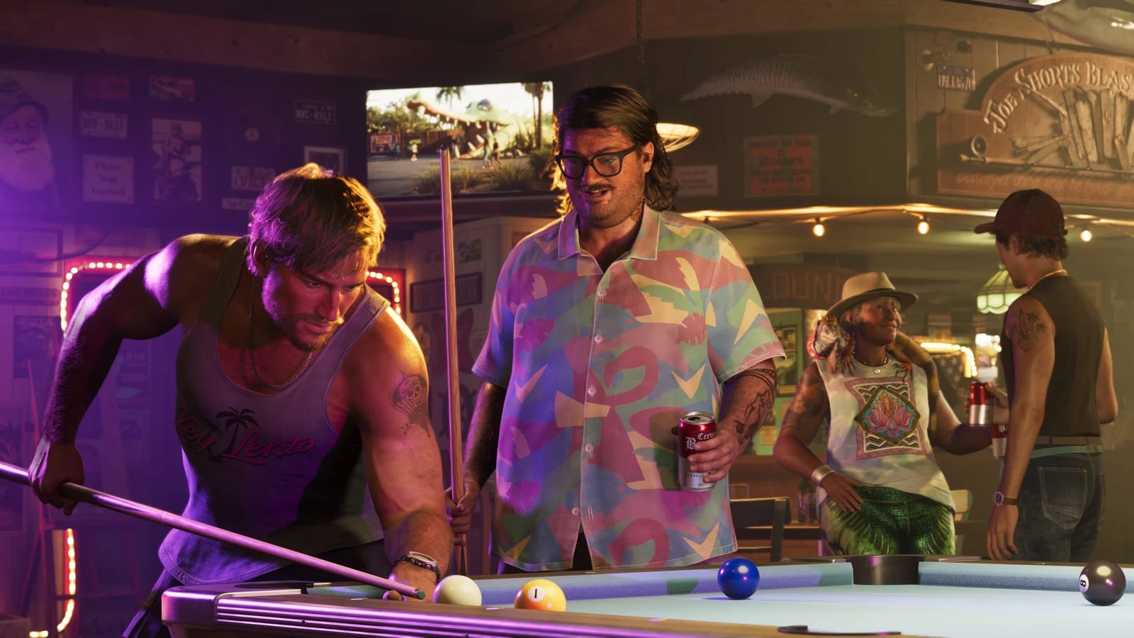 Cal Hampton sostiene un taco de billar junto a Jason en una captura oficial de personajes de Rockstar
