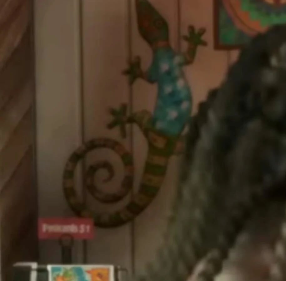 Gecko decorativo de torso turquesa con puntos en el Tráiler 2 oficial, detalle reproducido por Numerama; el vínculo con la camisa de Tommy está sin confirmar