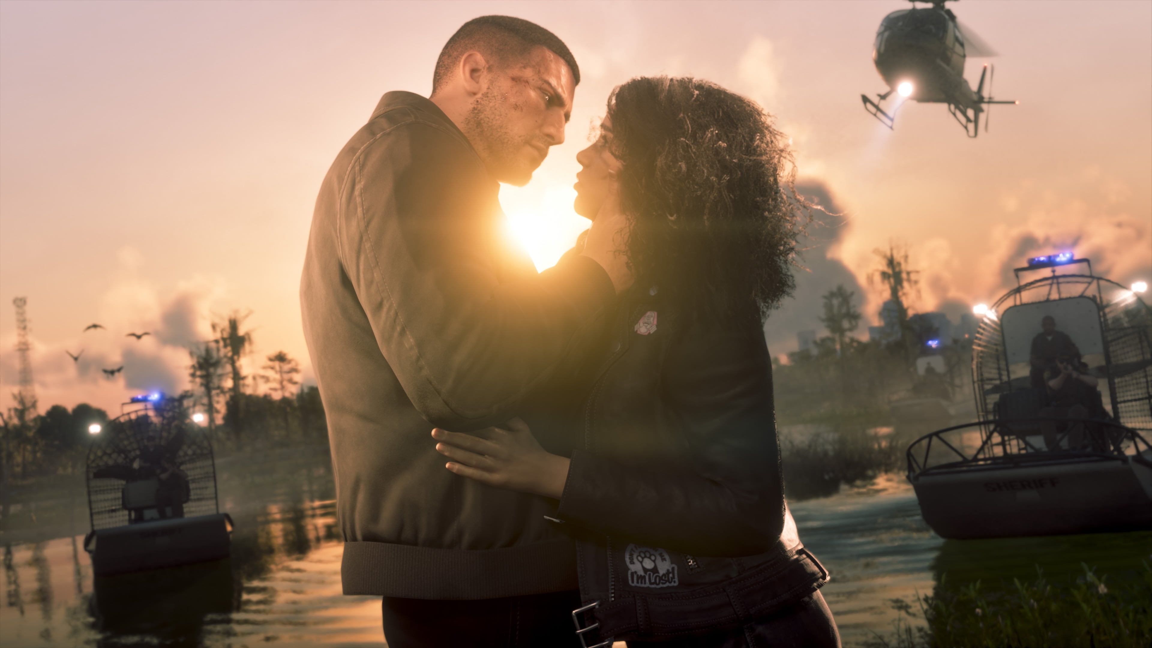 Captura oficial de GTA VI do Jason e da Lucia se abraçando, com lanchas policiais e um helicóptero atrás.
