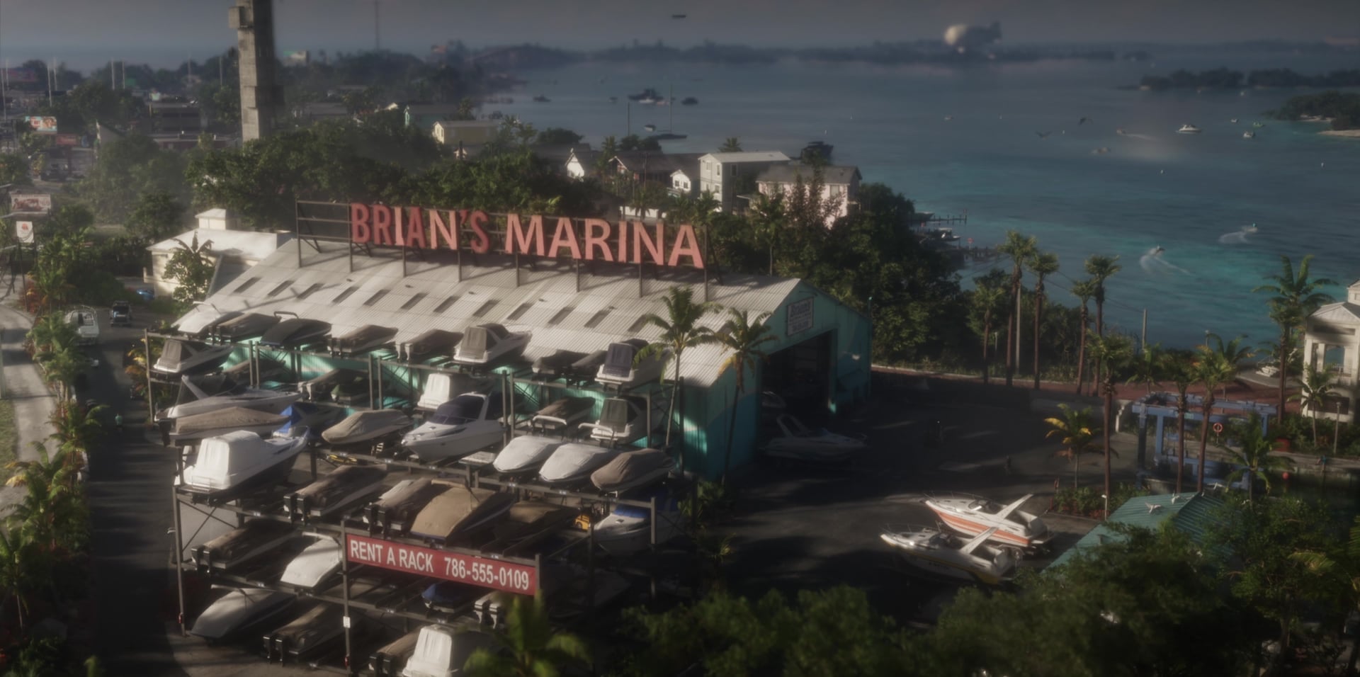 Nadbrzeżna przystań z szyldem Brian's Marina na dachu i rzędami łodzi. Kadr z premierowego zwiastuna GTA VI Rockstar z 0:05.