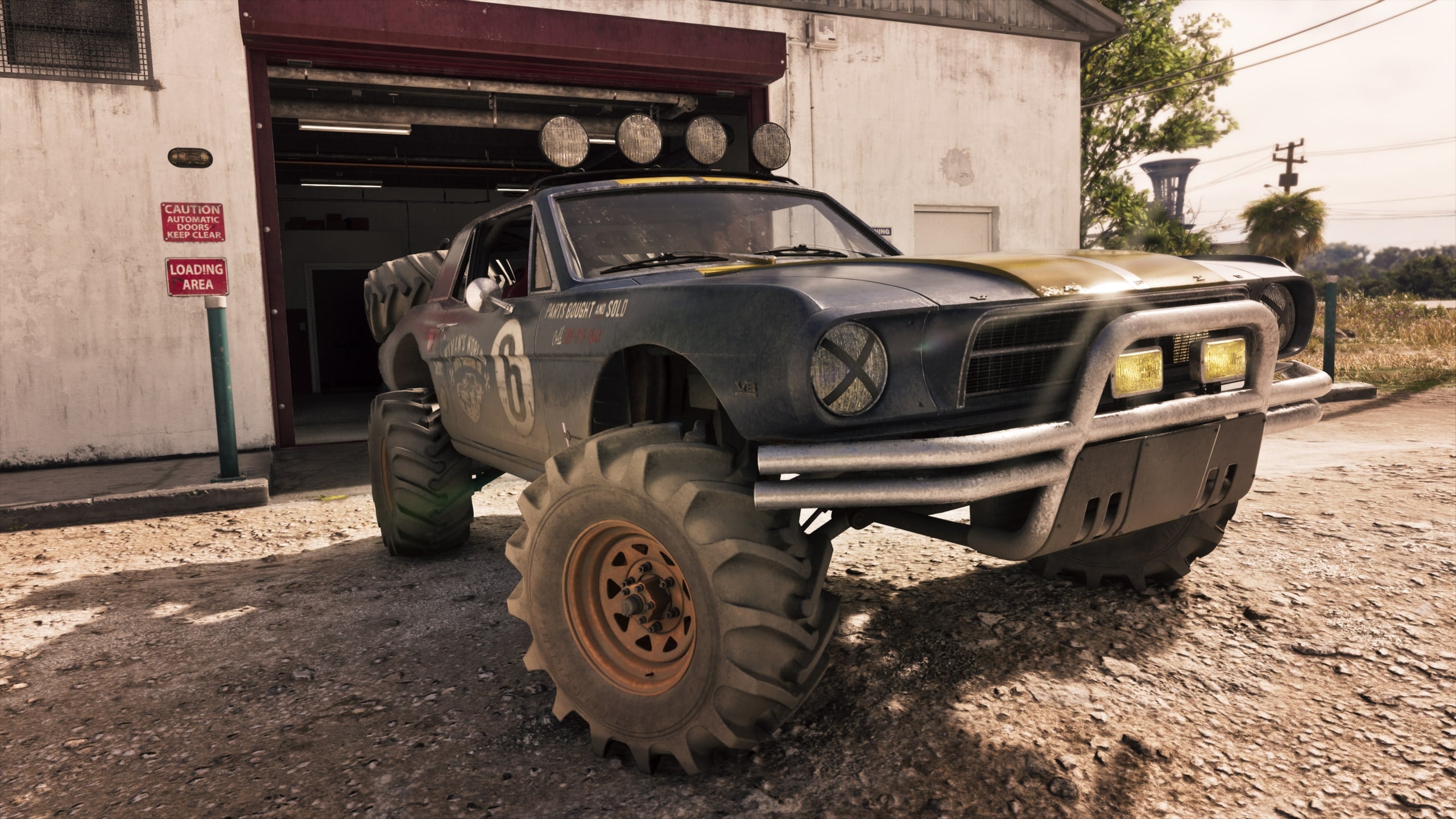 Um Vapid Dominator Buggy (1967) sai da garagem Paradise em uma captura de tela oficial da Rockstar.