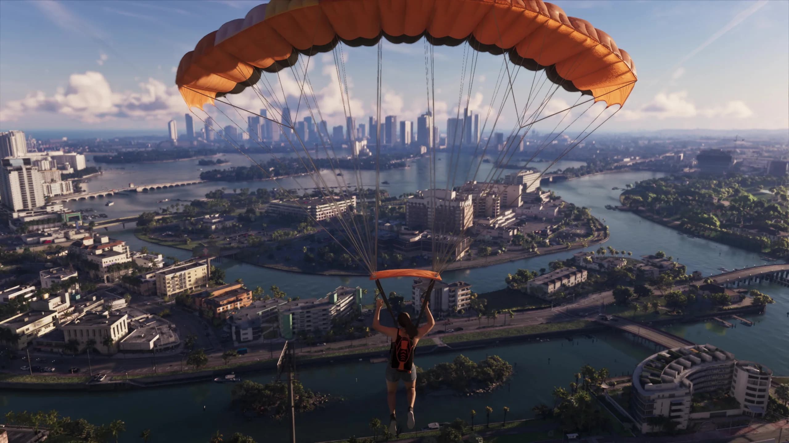 Lucía salta en paracaídas sobre la costa de Vice City en Una mirada extendida de GTA 6. Imágenes oficiales de Rockstar Games.