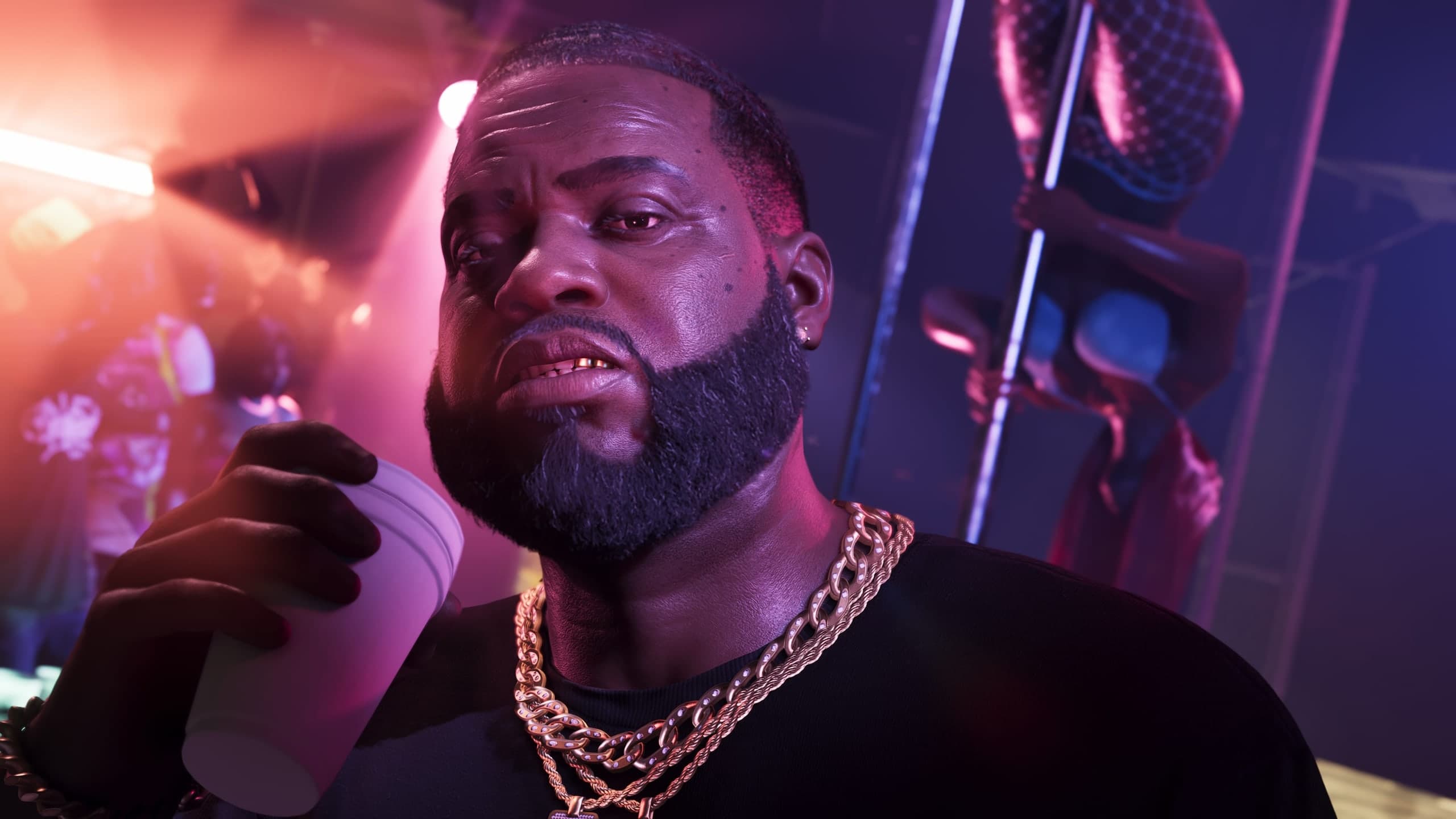 Boobie Ike sostiene un vaso en una discoteca, captura oficial de Rockstar.