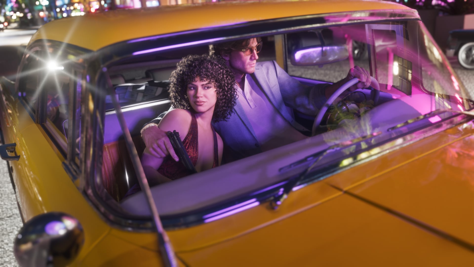 Dos personajes con estética de la década de 1980 dentro de un Vapid Stanier amarillo, del material de la bonificación por reservar Pack Vintage Vice City de Rockstar.