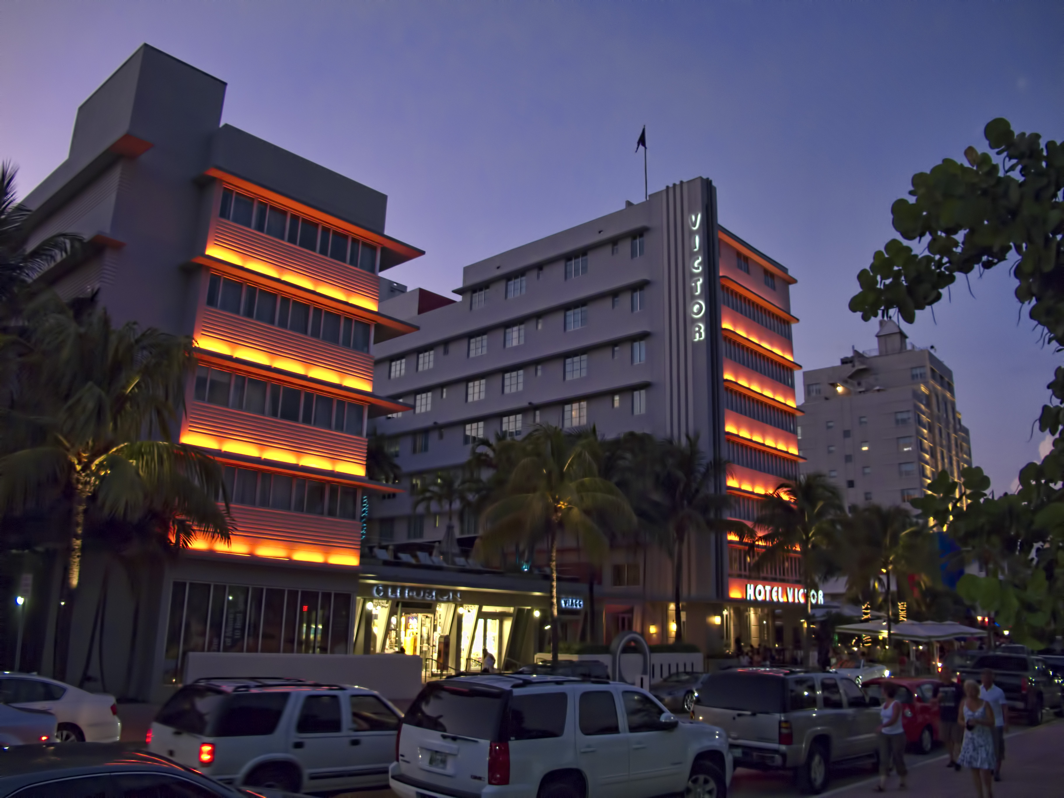 Real Miami: Hotel Victor on Ocean Drive at dusk, photographed by Dan Lundberg, CC BY-SA 2.0.